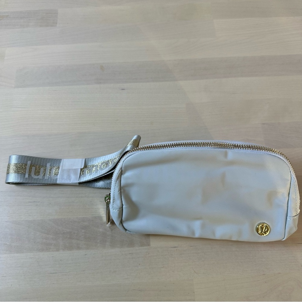 New Lululemon Everywhere Belt Bag Vapor/Gold/White